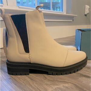 NWT TOMS DAKOTA BOOTIES SIZE 9